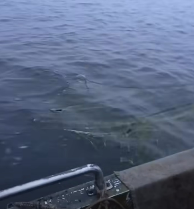 Черговий рейд на Кам’янському водосховищі: вилучено незаконно встановлену сітку