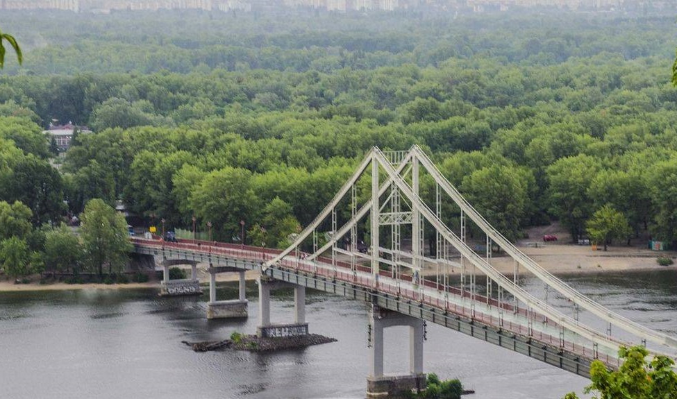 Риболовля на Трухановому острові біля пішохідного мосту, Київ